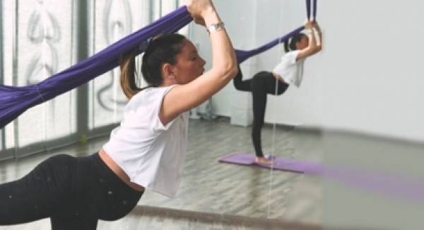 Η Αθηνά Οικονομάκου κάνει yoga στον 8ο μήνα της εγκυμοσύνης της