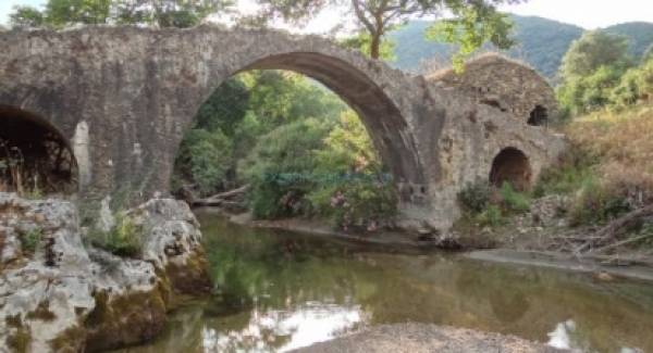 To Γεφύρι Στάρας στον ποταμό Σμήνο