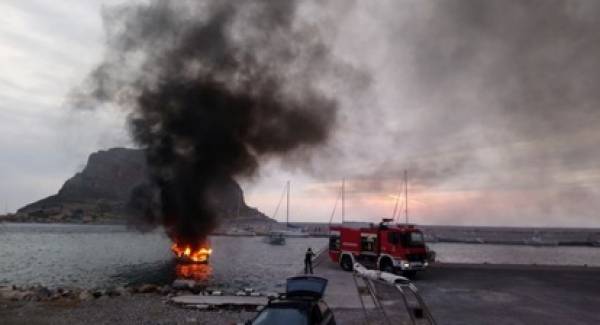 Κάηκε ολοσχερώς σκάφος στη Μονεμβάσια