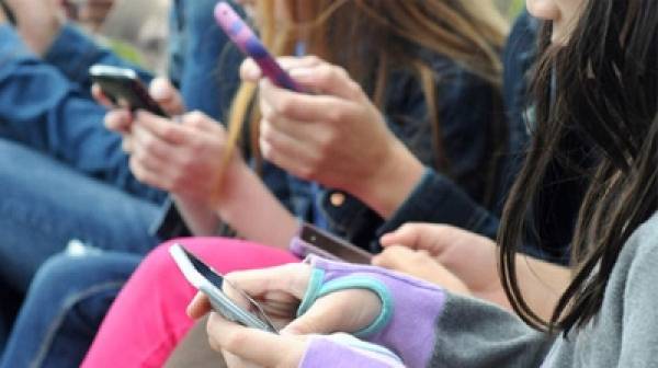 Σοκ: Τουλάχιστον 500 παιδιά νοσηλεύτηκαν για απεξάρτηση από κινητά και tablet στο Παίδων