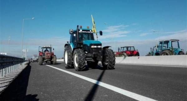 Αγρότες παρατάσσουν τρακτέρ στον Αυτοκινητόδρομο στον κόμβο Μεγαλόπολης