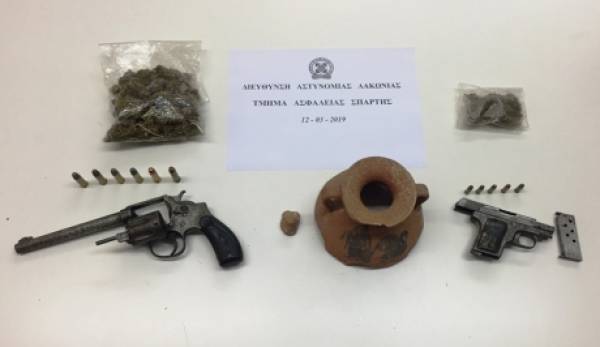 Συνελήφθη 71χρονος για κατοχή αρχαίων αντικειμένων, όπλων και ναρκωτικών στη Λακωνία