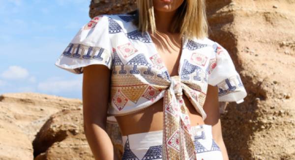 Αυτή η νέα συλλογή ρούχων σε ταξιδεύει στα ελληνικά νησιά