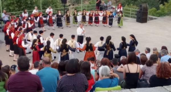 Με επιτυχία και πλήθος κόσμου το 1ο Αντάμωμα  παραδοσιακών χορών Δημοτικών σχολείων