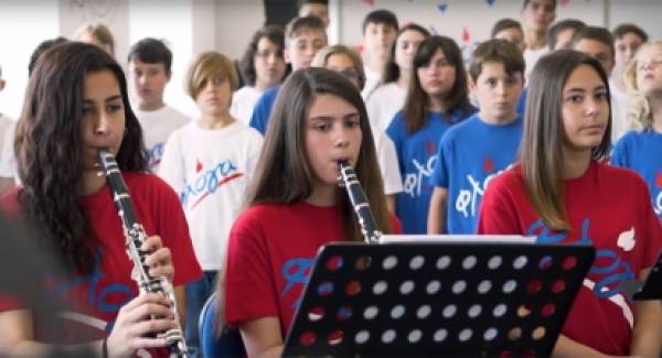 «Η Ζωή σου Φωνάζει» τραγουδούν τα παιδιά της Νεάπολης για τη ΦΛΟΓΑ