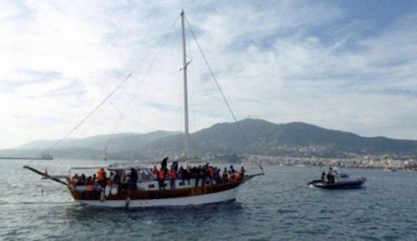Ιστιοπλοϊκό με 67 μετανάστες στο λιμάνι του Γυθείου