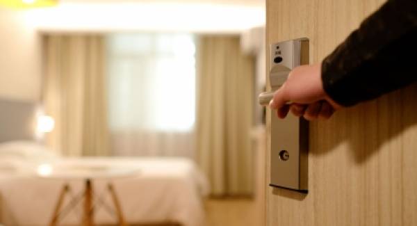 Μεσσήνη: Έκλεβε σεντόνια και πετσέτες από το ξενοδοχείο όπου έμενε!