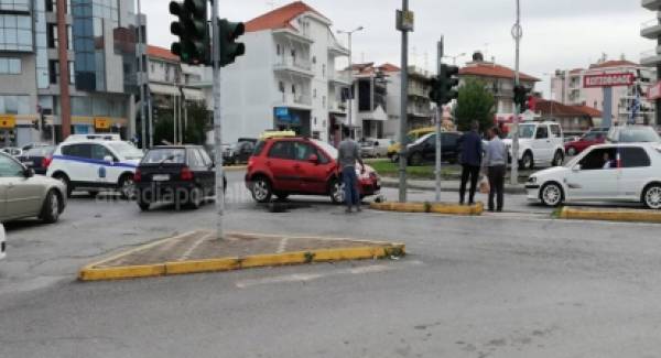 Τρίπολη: Τροχαίο στα φανάρια στην οδό Ναυπλίου (video)