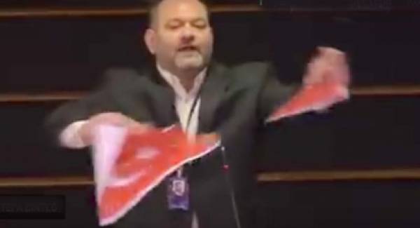 Ξέσκισε την τουρκική σημαία ο Γιάννης Λαγός μέσα στην ευρωβουλή (video)