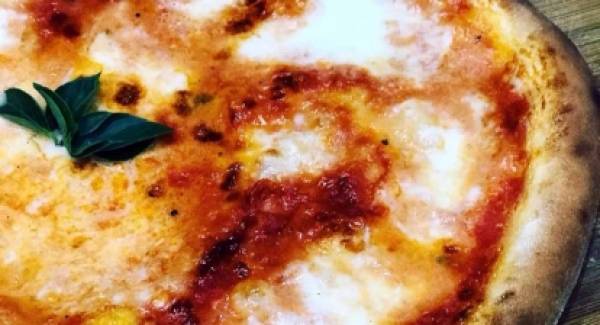 Pizza mafia: αγνή αγάπη, αγνά υλικά!