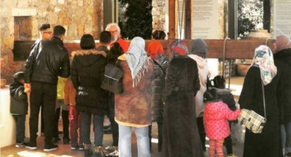 Ξενάγηση προσφύγων στο Μουσείο Ελιάς στη Σπάρτη