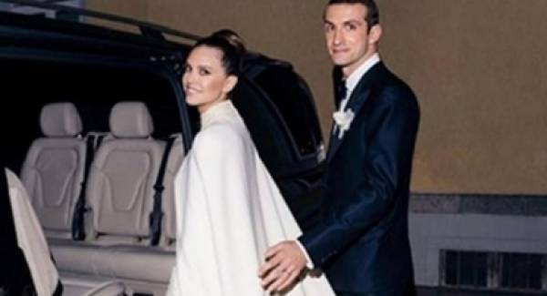 Γάμος Σταύρου Νιάρχου: Το ολοκέντητο Valentino νυφικό της Ζούκοβα, με τη βασιλική κάπα και το party των 5 εκ.€