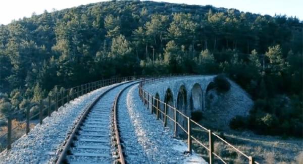Η σιδηροδρομική κοιλαδογέφυρα Μάναρι ορόσημο του μετρικού δικτύου της Πελοποννήσου (video)
