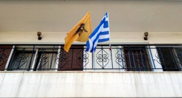 Οι Σπαρτιάτες σήκωσαν τη σημαία τους στο μπαλκόνι!