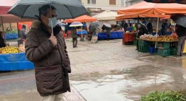 Ο Δήμαρχος Τρίπολης, με μάσκα και ομπρέλα, στις Λαϊκές