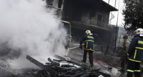 Φωτιά σε οχήματα και σπίτι κοντά στο Ναύπλιο (photos)