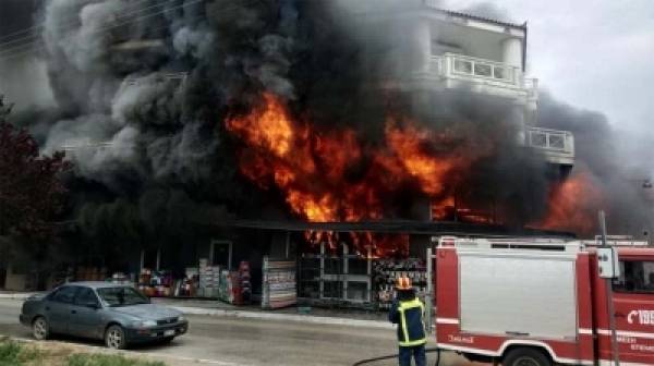 Συναγερμός στη Βάρδα Ηλείας: Πυρκαγιά σε πολυκατάστημα οικιακών ειδών (video)