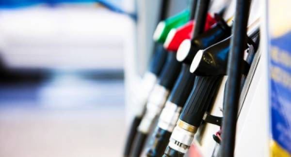 Βουτιά της βενζίνης σε ζήτηση και τιμές