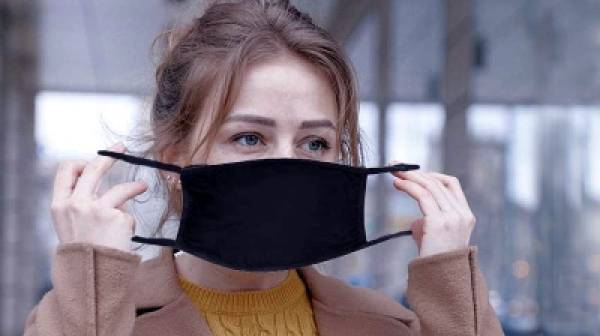 Δείτε πως πρέπει να χρησιμοποιείτε τη μάσκα για να είστε ασφαλείς (video)