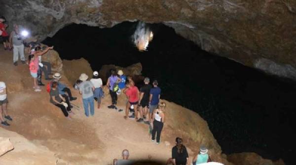 Περπάτησαν στα καλντερίμια της Μάνης και γνώρισαν το σπήλαιο Βατσινίδη