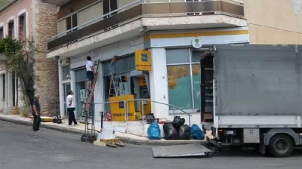 Η Τράπεζα Πειραιώς κατεβάζει πινακίδες από τις κωμοπόλεις της Πελοποννήσου