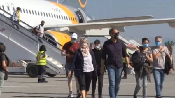 Γερμανοί οι πρώτοι τουρίστες στο αεροδρόμιο της Καλαμάτας (video)
