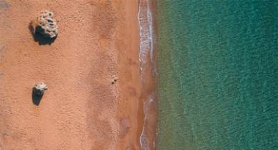 Φοινικούντα: O Παράδεισος της Μεσσηνίας με τα γαλοζαπράσινα νερά που αποθεώνεται παγκοσμίως