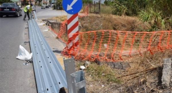 Τοποθέτηση χαλύβδινων στηθαίων ασφαλείας σε δρόμους της Καλαμάτας