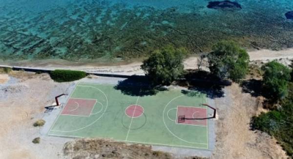 Αυτό είναι το πιο... εξωτικό γήπεδο μπάσκετ και βρίσκεται στην Ελαφόνησο (video)