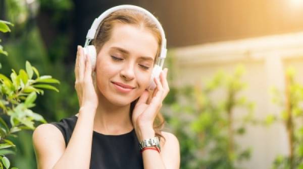 Πώς η μουσική μπορεί να μειώσει το στρες και να βελτιώσει τη διάθεση