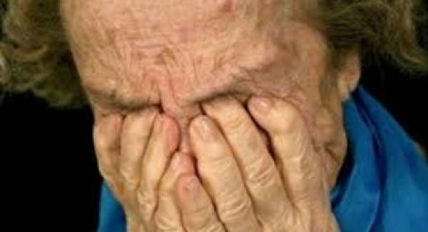 Πλανόδιοι έμποροι λήστεψαν το υστέρημα 88χρονης απ' το μπαούλο