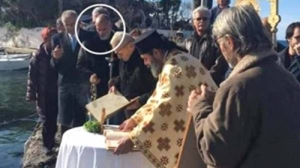 O Koρκονέας, επίτροπoς σε εκκλησία της Μάνης, προκαλεί έτσι τους αναρχικούς! (photos)