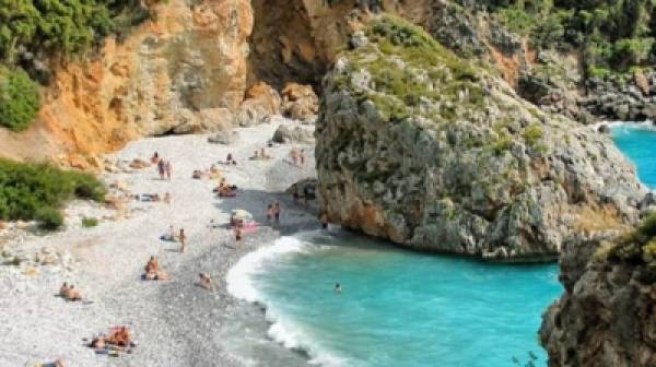 Μοναδικές παραλίες που μένουν αξέχαστες στη Πελοπόννησο