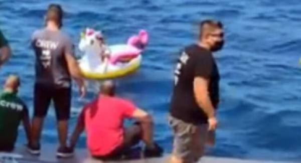 Ferry boat διέσωσε 3χρονο παιδί που είχε παρασυρθεί από τα ρεύματα στο Αντίρριο (video)