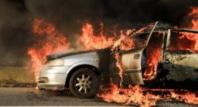 Αυτοκίνητο τυλίχθηκε στις φλόγες στην εθνική οδό Κορίνθου - Τρίπολης (video)