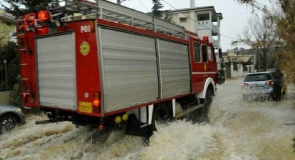 Πλημμύρισαν σπίτια στα Λουτρά Ωραίας Ελένης στην Κορινθία (video)