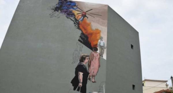 Τοιχογραφία εμπνευσμένη από τον Καραγκιόζη με φρέσκια ματιά στη σύγχρονη πραγματικότητα
