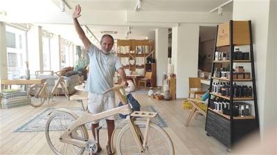 Ο Πωλ Ευμορφίδης ταξιδεύει με το ξύλινο ποδήλατό του και υποστηρίζει τις Περιφερειακές Eνότητες Πελοποννήσου