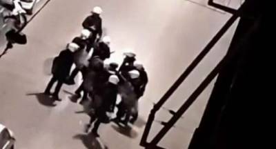 Πάτρα: Βίντεο δείχνει αστυνομικούς των ΜΑΤ να χτυπούν διαδηλωτή (video)