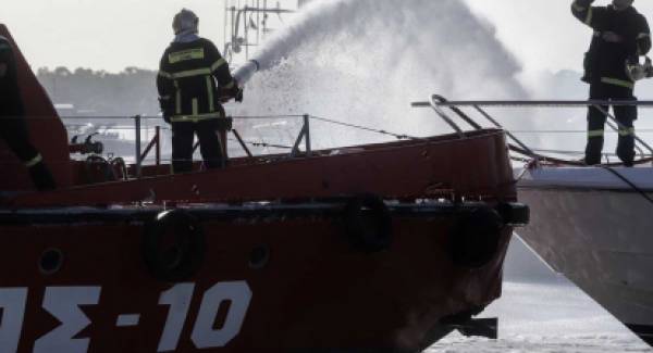 Πλωτό πυροσβεστικό στη μάχη με τη φωτιά φορτηγού πλοίου!