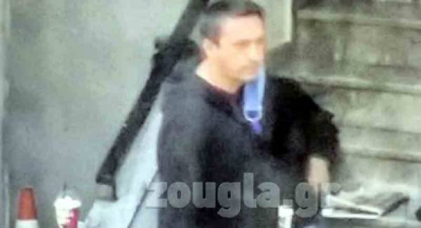 Zougla.gr: Ο βουλευτής Μεσσηνίας ΝΔ., Περικλής Μαντάς, παρά το lockdown, πίνει τον καφέ του με παρέα στην Καλαμάτα