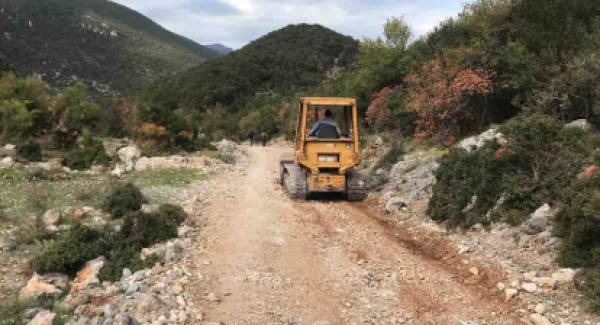 Ξεκίνησαν οι εργασίες για τη βελτίωση της αγροτικής οδοποιίας στα χωριά του Δήμου Καλαμάτας