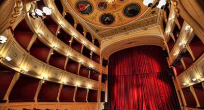 Πελετίδης, Φαρμάκης, Μενδώνη, υπέγραψαν την αποκατάσταση του θεάτρου «Απόλλων»