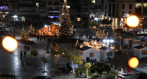 Πάτρα: Φωτίστηκε το Χριστουγεννιάτικο χωριό στην πλατεία Γεωργίου