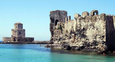 Η θάλασσα «τρώει» το κάστρο της Μεθώνης και ο Βελόπουλος ζητά πόρους από το ΕΣΠΑ