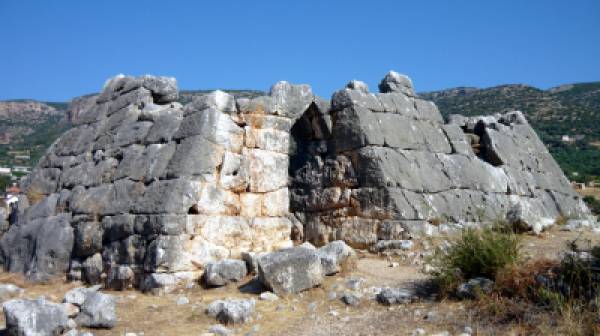 Βελόπουλος: «Σώστε και αναδείξτε τις πυραμίδες της Ελληνικής αρχαιότητας!»