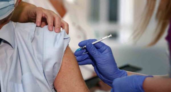 Γιατρός που έκανε το εμβόλιο ανέβασε 39 πυρετό στην Πάτρα
