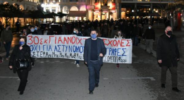 Ο δήμαρχος Πελετίδης μπροστά στην πορεία των φοιτητών