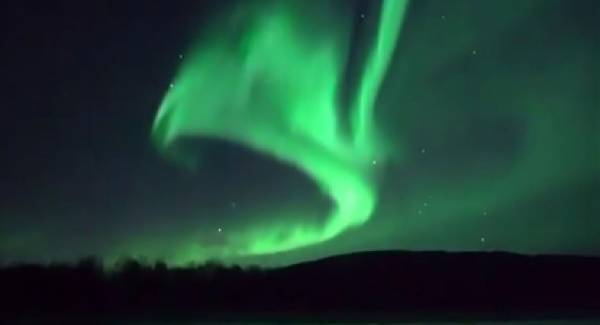 Μαγευτικά πλάνα: Το Βόρειο Σέλας χορεύει στον ουρανό της Νορβηγίας