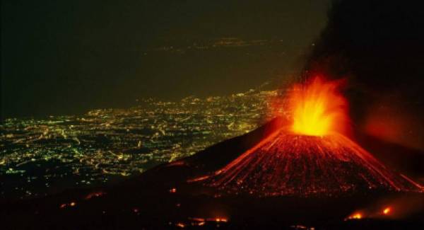 Εντυπωσιακές εικόνες από τις εκρήξεις στην Αίτνα (video)